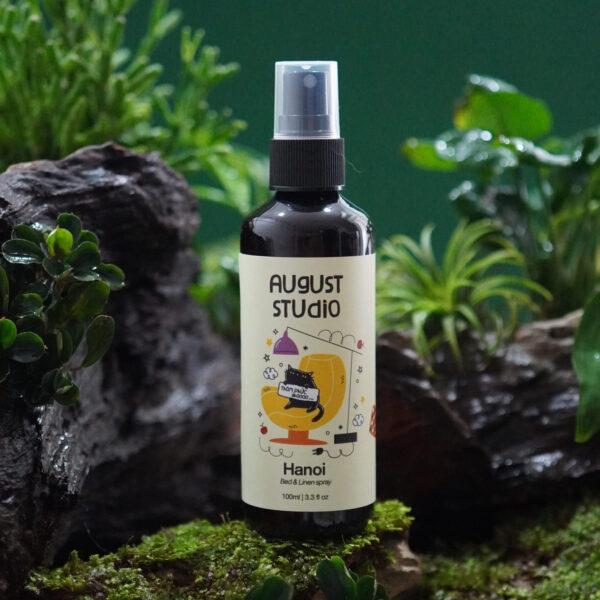 Xịt Thơm Đa Năng Bed & Linen Spray Hanoi – August Studio | Hương Gỗ Ấm Áp, Khử Mùi Vải Nhẹ Nhàng