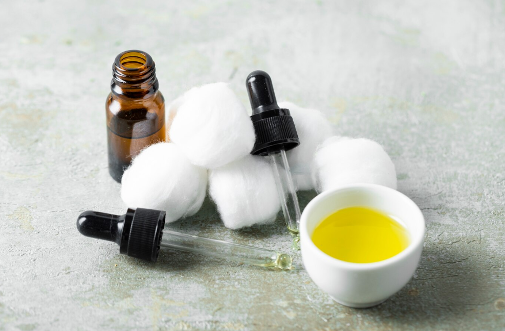 Sử dụng tinh dầu khử mùi hôi bằng cách nhỏ vài giọt tinh dầu vào bông gòn để khuếch tán mùi