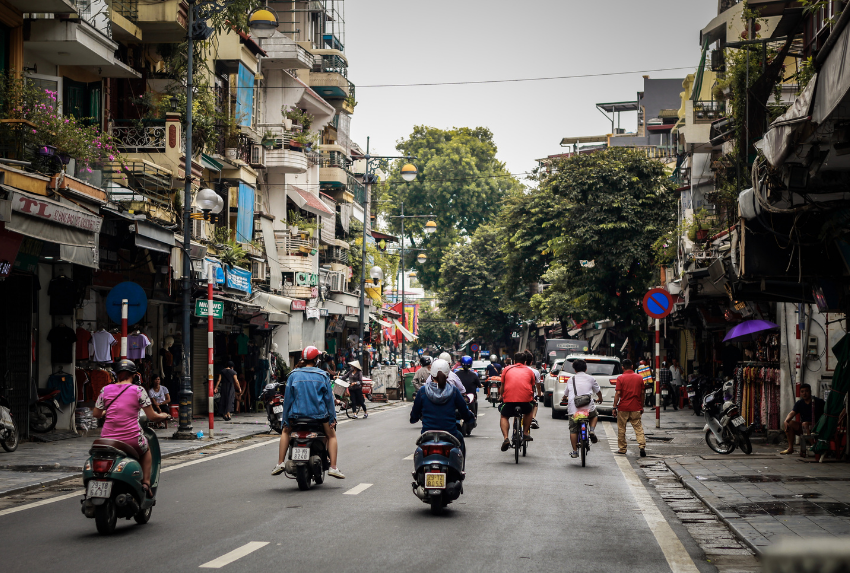 Không khí ở Hà Nội thường ô nhiễm, khói bụi nhiều. Máy khuếch tán tinh dầu giúp khử mùi hôi ẩm mốc trong nhà chung cư.