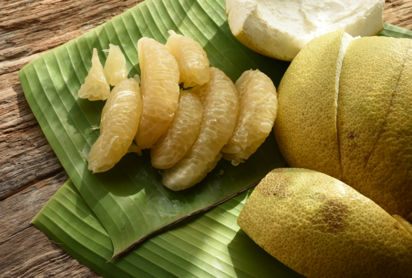 Tinh dầu bưởi thường được chiết xuất từ vỏ quả bưởi tươi