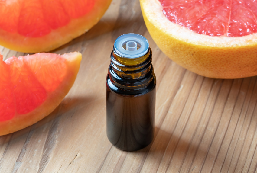 Tinh dầu bưởi là loại tinh dầu dễ bay hơi, màu vàng nhạt, có mùi thơm dịu ngọt