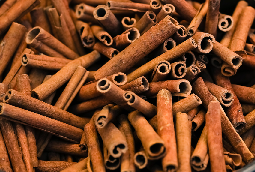 Tinh dầu quế được chiết xuất từ vỏ, lá hoặc cành của cây quế (Cinnamomum verum hoặc Cinnamomum cassia)